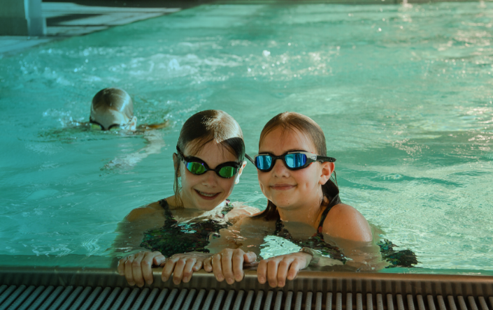 vital:werk zwei Mädchen in einem Pool