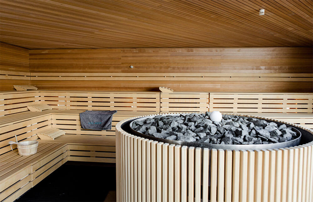 vital:werk eine Sauna mit einer weißen Kugel auf Steinen