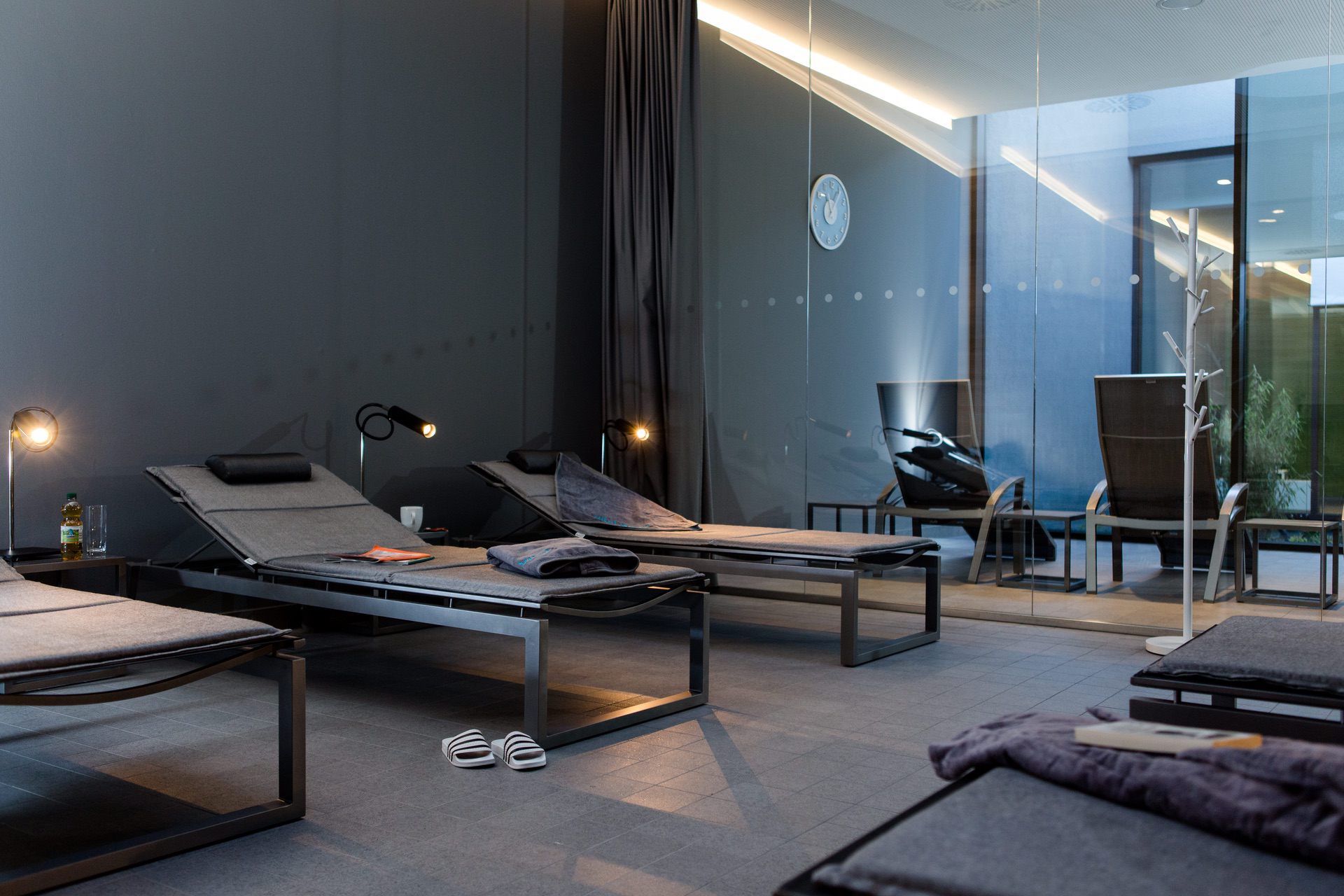 vital:werk Sauna ein Raum mit Stühlen und einer Glaswand
