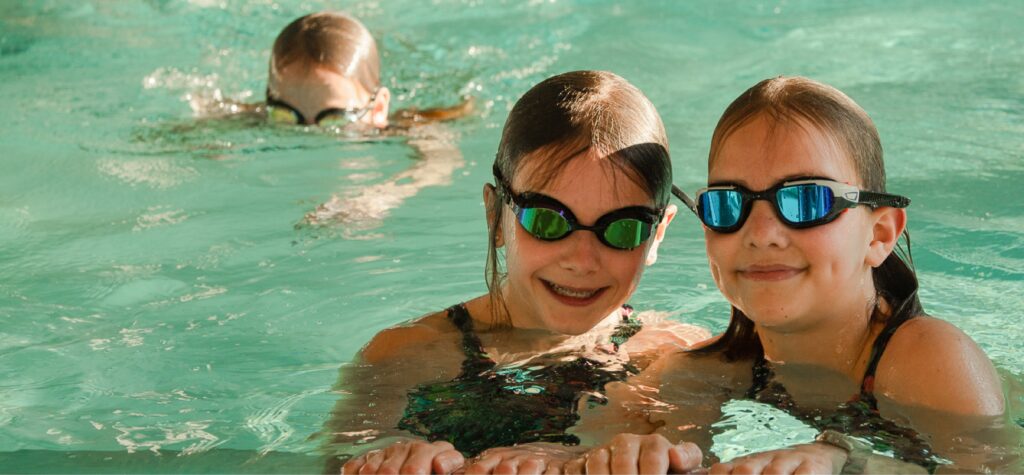 vital:werk Hallenbad eine Gruppe von Kindern in einem Pool